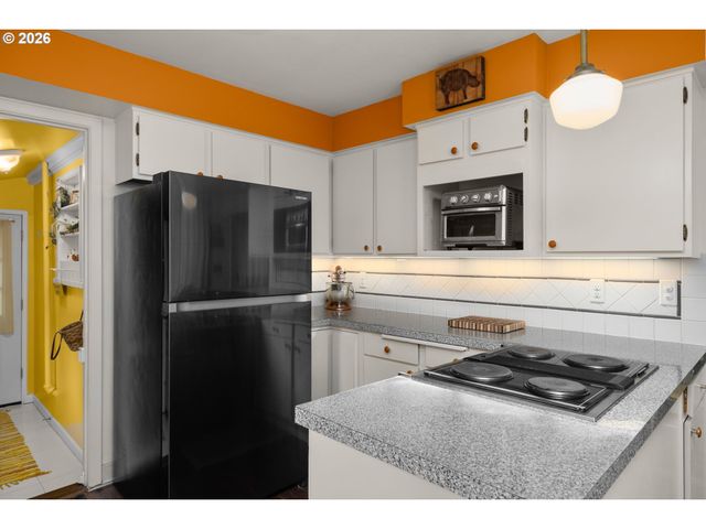9920 Se ELLIS St, Portland, OR 97266