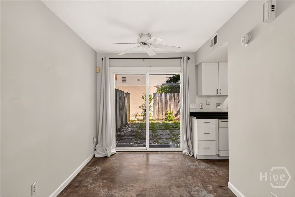 Image 6 of property listing at 6501 Habersham Street 14, Savannah, GA 31405