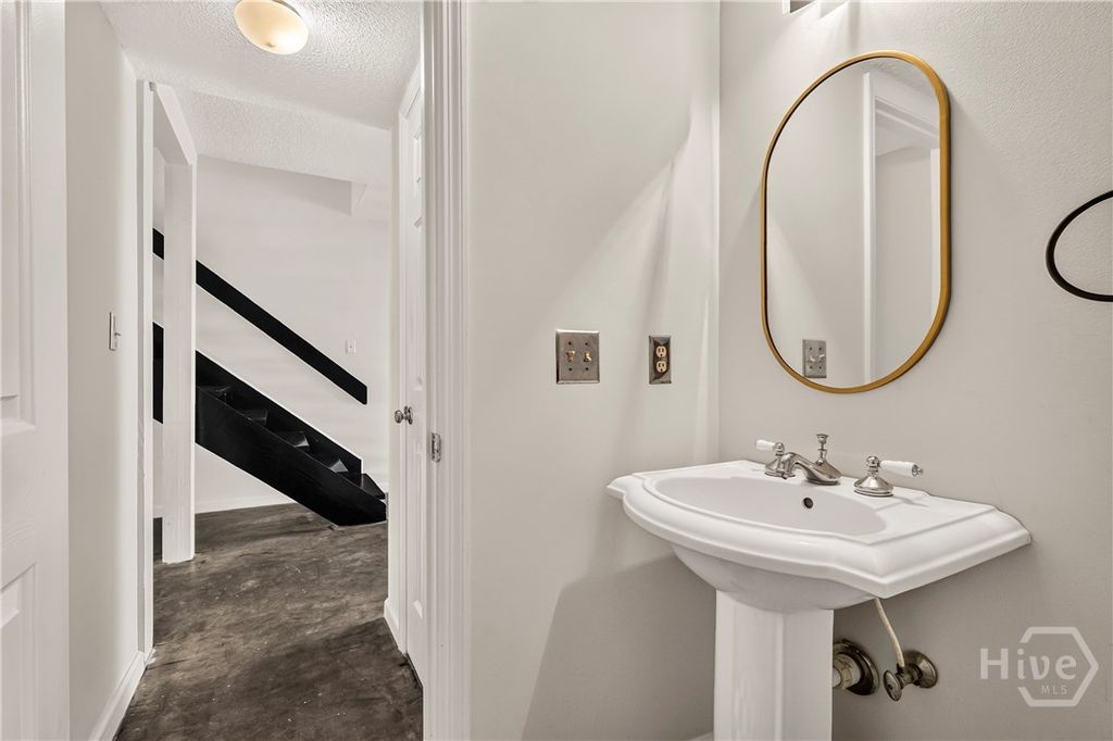 Image 8 of property listing at 6501 Habersham Street 14, Savannah, GA 31405