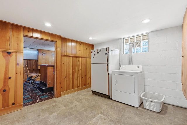 1919 W Marne AVENUE, Glendale, WI 53209