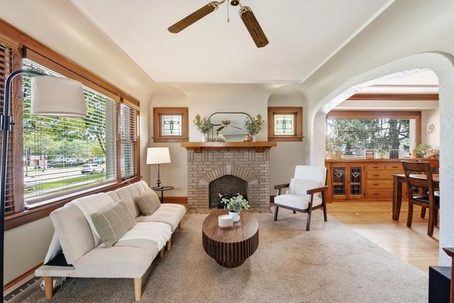 1919 W Marne AVENUE, Glendale, WI 53209