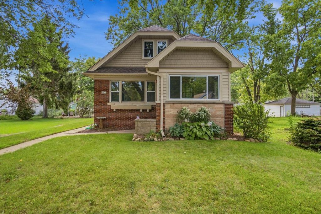 1919 W Marne AVENUE, Glendale, WI 53209