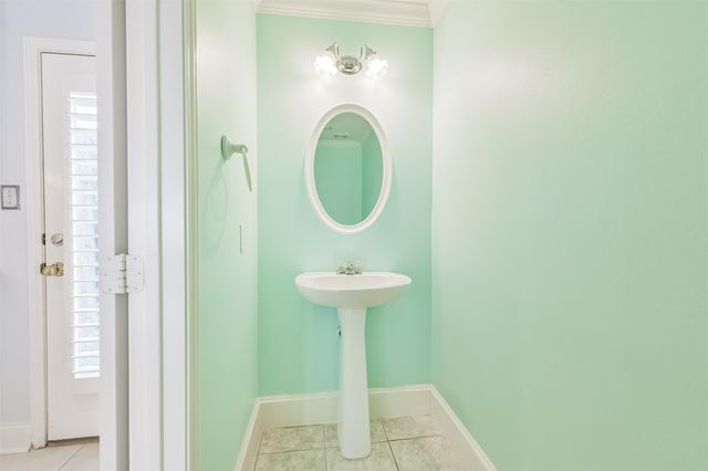 738 Redwing Place Drive, Houston, TX 77009