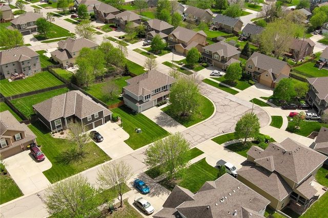 1313 Stone Lane, Lansing, KS 66043
