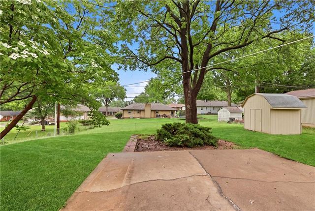 13121 E 45th Street S, Independence, MO 64055