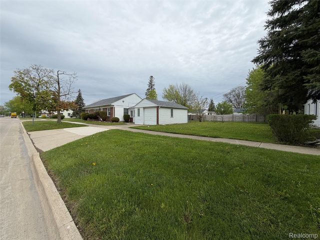 26004 Waldorf Street, Roseville, MI 48066