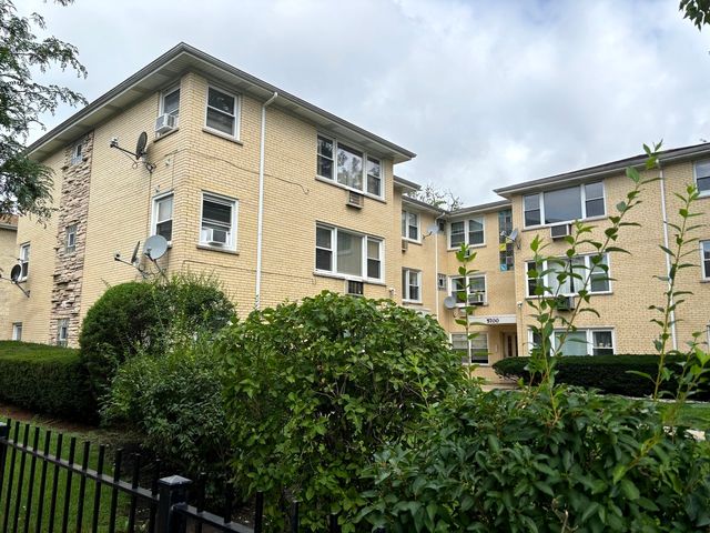 5700 W Montrose Avenue 1-C, Chicago, IL 60634