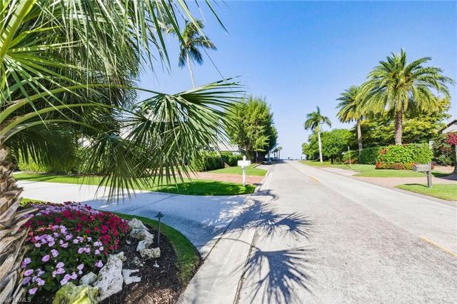 92 10th AVE S, Naples, FL 34102