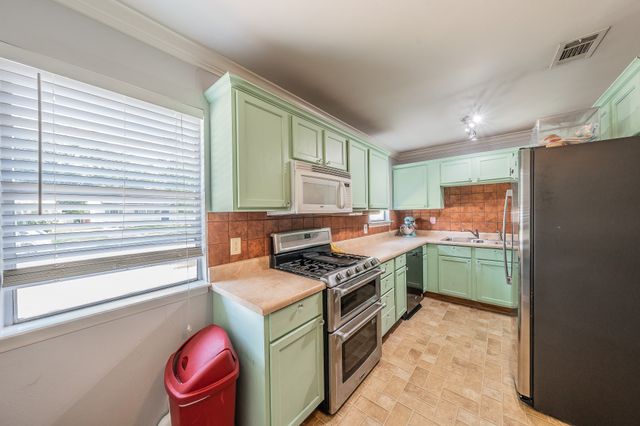 1904 Friar Tuck Drive, Arlington, TX 76013
