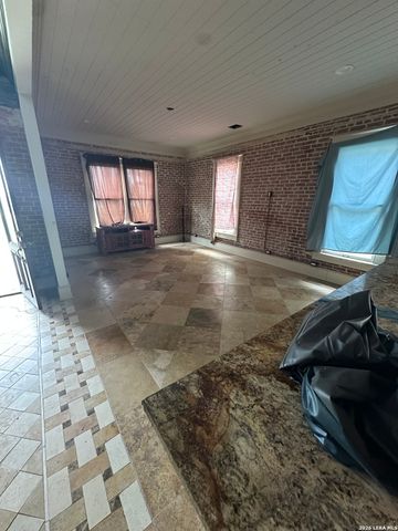 2247 N Interstate 35, San Antonio, TX 78208