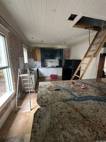 2247 N Interstate 35, San Antonio, TX 78208