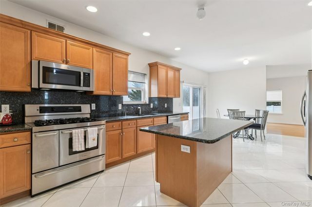 39 Island Trail, Mount Sinai, NY 11766