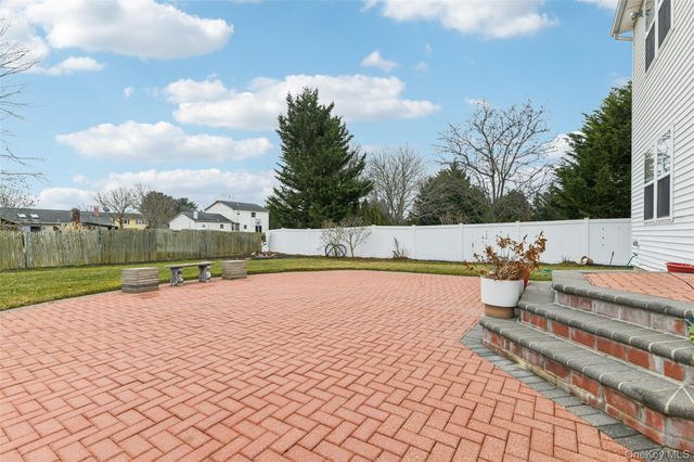 39 Island Trail, Mount Sinai, NY 11766