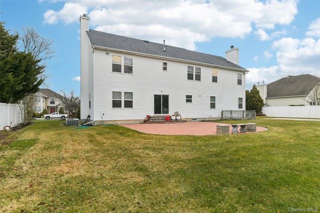 39 Island Trail, Mount Sinai, NY 11766