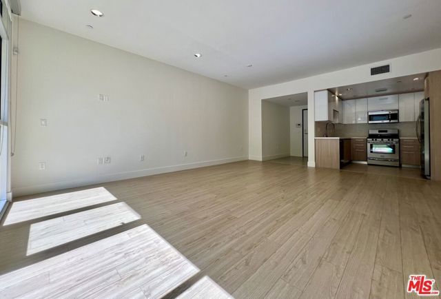 11715 W BELLAGIO Road 104, Los Angeles, CA 90049