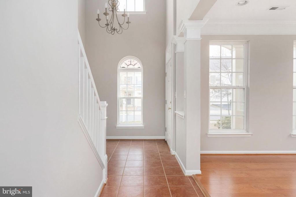 Image 10 of property listing at 12314 TANALIAN FALLS LN, Bristow, VA 20136