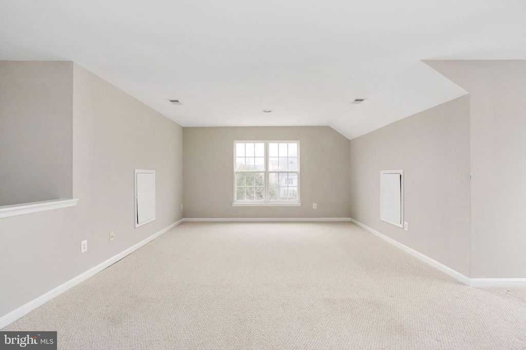 Image 30 of property listing at 12314 TANALIAN FALLS LN, Bristow, VA 20136