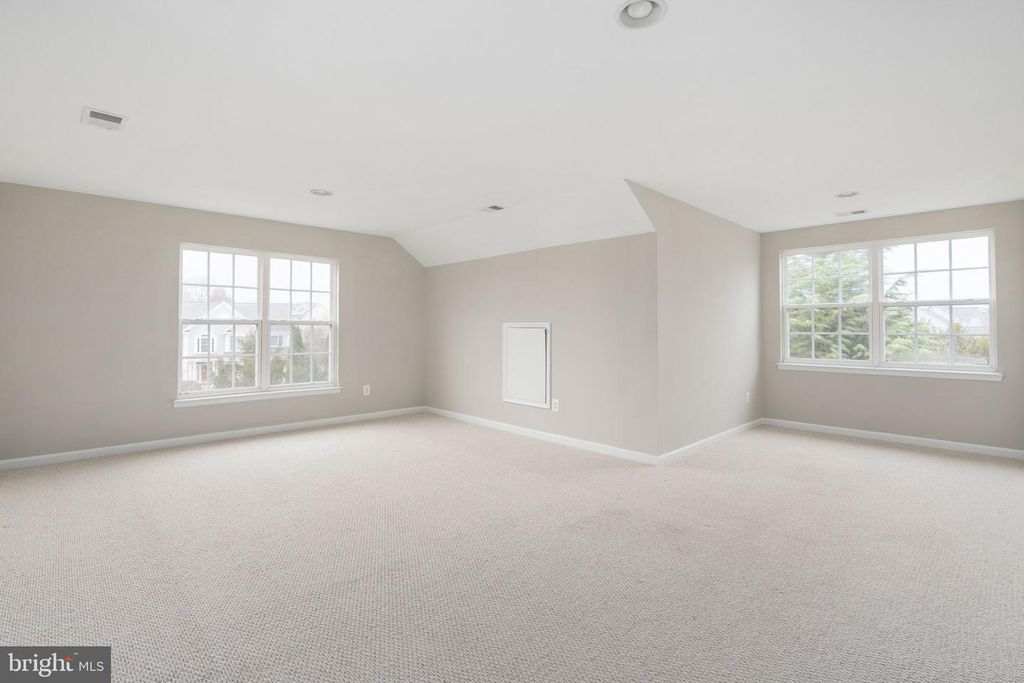 Image 31 of property listing at 12314 TANALIAN FALLS LN, Bristow, VA 20136