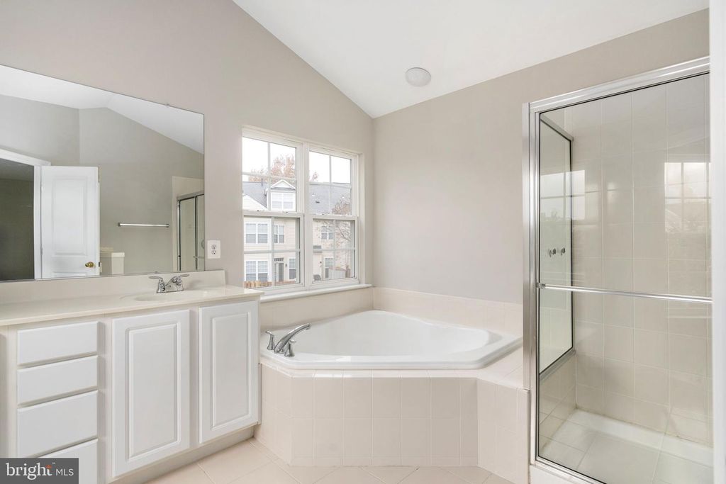 Image 33 of property listing at 12314 TANALIAN FALLS LN, Bristow, VA 20136