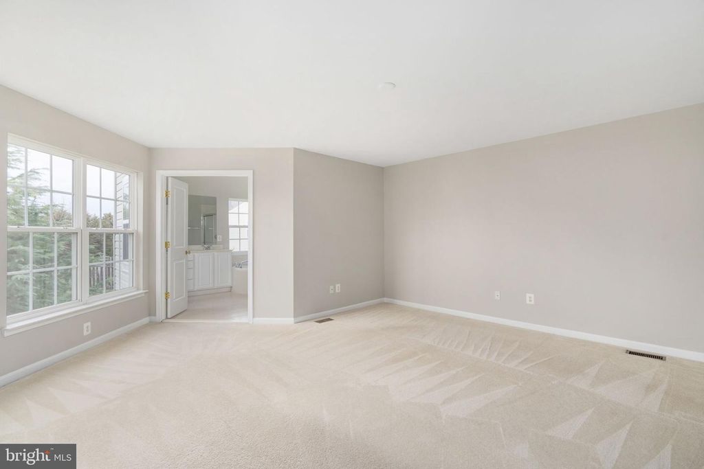 Image 37 of property listing at 12314 TANALIAN FALLS LN, Bristow, VA 20136