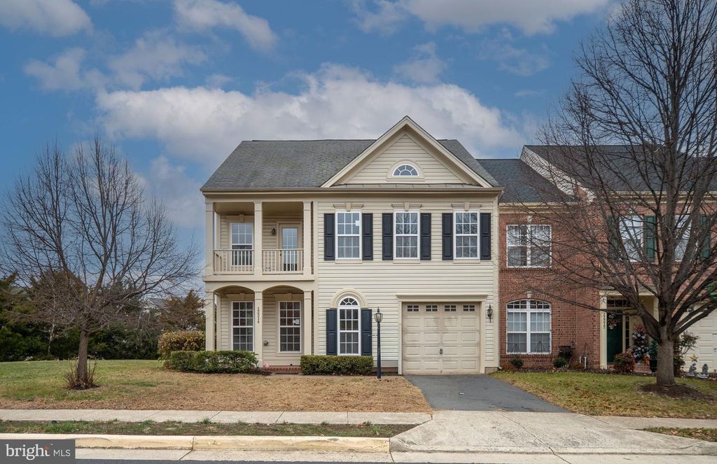 Image 4 of property listing at 12314 TANALIAN FALLS LN, Bristow, VA 20136