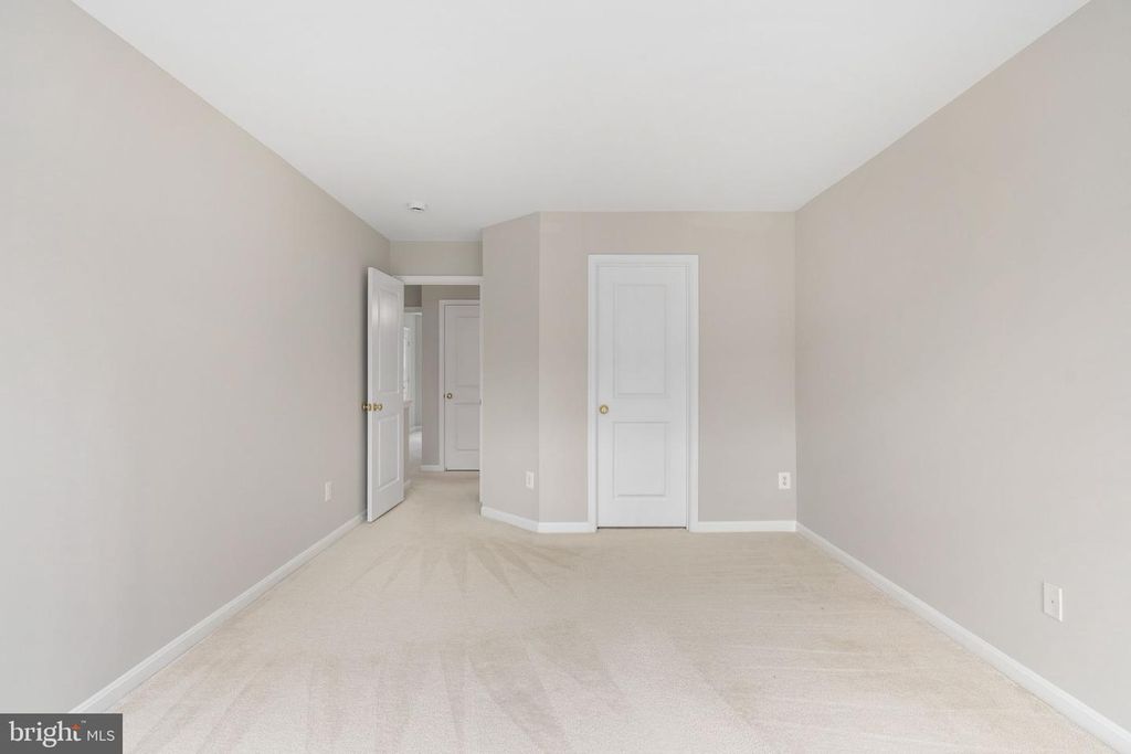 Image 41 of property listing at 12314 TANALIAN FALLS LN, Bristow, VA 20136