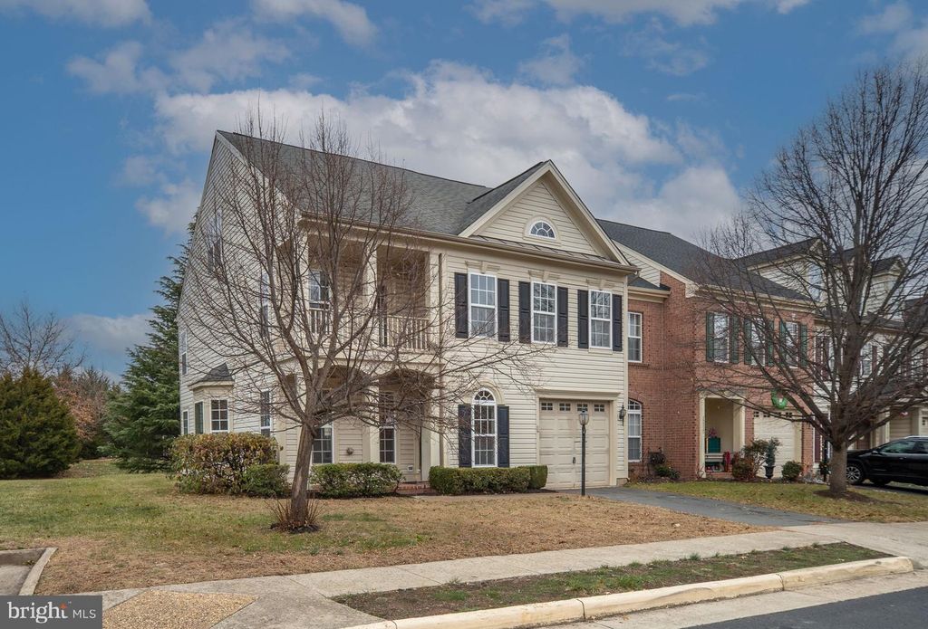 Image 5 of property listing at 12314 TANALIAN FALLS LN, Bristow, VA 20136