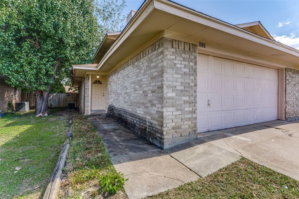 513 S Las Vegas Trail, White Settlement, TX 76108 — photo 2