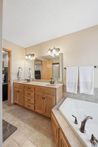 4414 SE Gemstone LN, Topeka, KS 66609