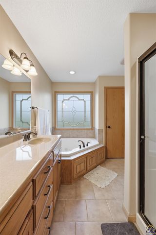 4414 SE Gemstone LN, Topeka, KS 66609