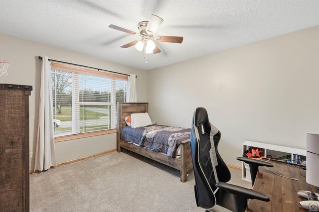 4414 SE Gemstone LN, Topeka, KS 66609