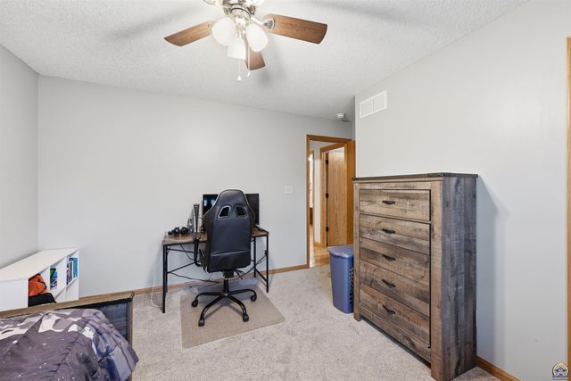 4414 SE Gemstone LN, Topeka, KS 66609