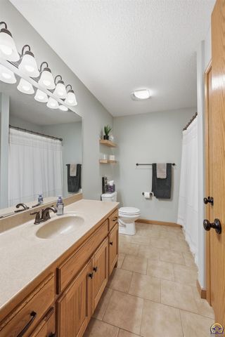 4414 SE Gemstone LN, Topeka, KS 66609