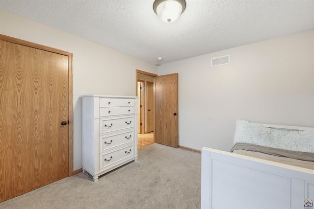 4414 SE Gemstone LN, Topeka, KS 66609