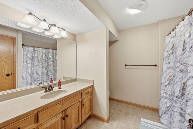 4414 SE Gemstone LN, Topeka, KS 66609