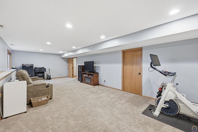 4414 SE Gemstone LN, Topeka, KS 66609