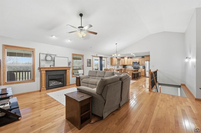 4414 SE Gemstone LN, Topeka, KS 66609