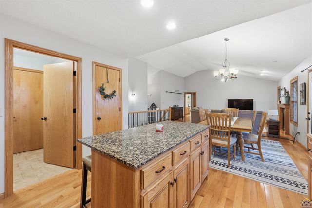 4414 SE Gemstone LN, Topeka, KS 66609