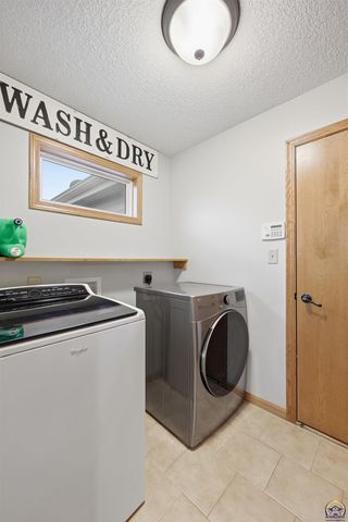 4414 SE Gemstone LN, Topeka, KS 66609