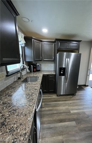 525 W Omar Street, Struthers, OH 44471