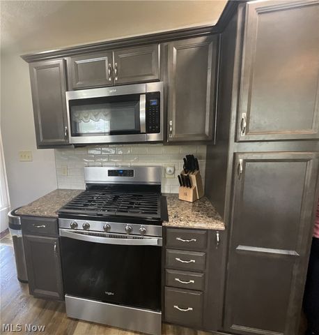 525 W Omar Street, Struthers, OH 44471