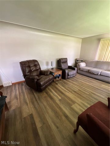 525 W Omar Street, Struthers, OH 44471