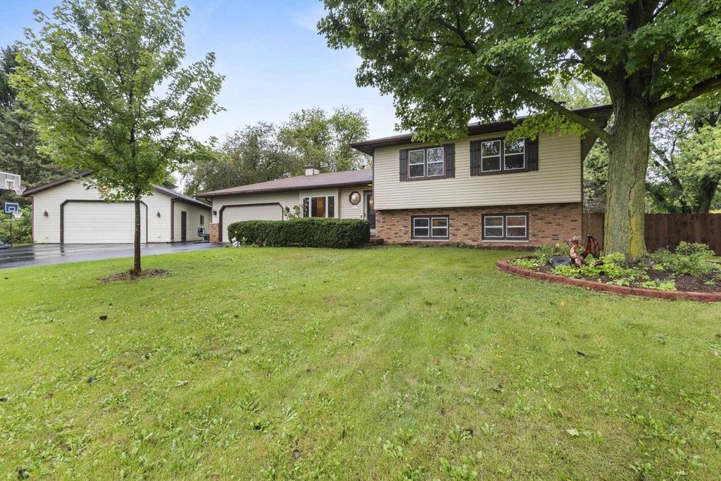 6682 Glenview Road, Deforest, WI 53532