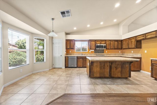 10700 Valverde Drive, Bakersfield, CA 93311