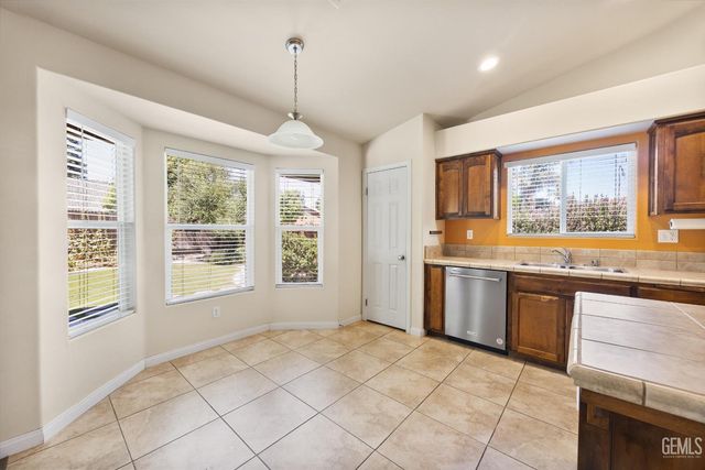 10700 Valverde Drive, Bakersfield, CA 93311
