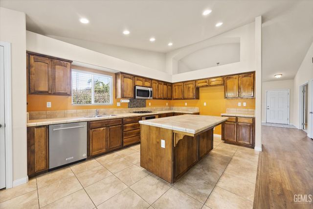 10700 Valverde Drive, Bakersfield, CA 93311