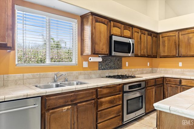 10700 Valverde Drive, Bakersfield, CA 93311