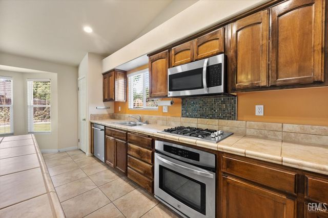 10700 Valverde Drive, Bakersfield, CA 93311