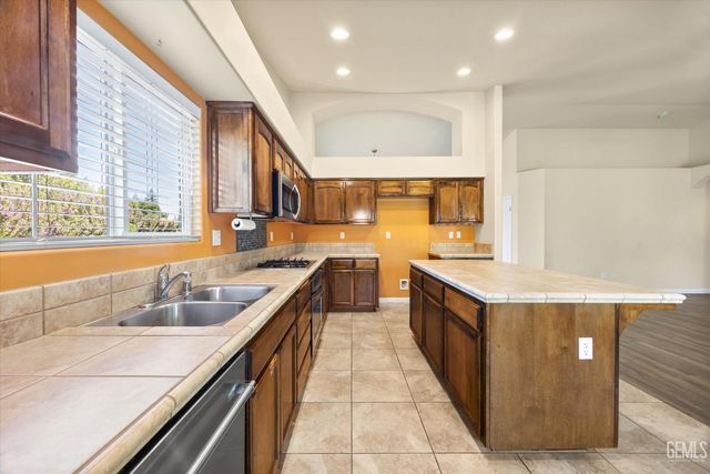 10700 Valverde Drive, Bakersfield, CA 93311