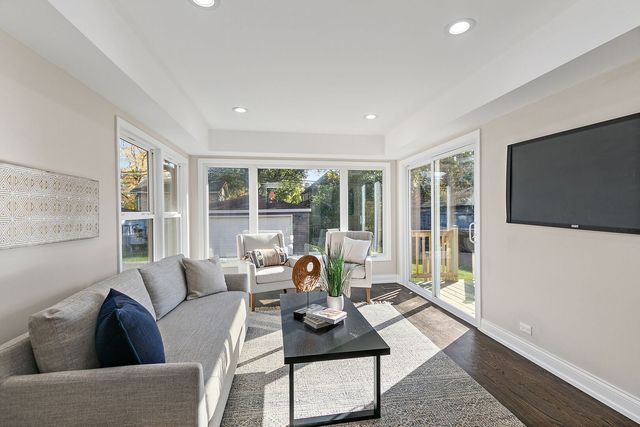 241 N Hamlin Avenue, Park Ridge, IL 60068